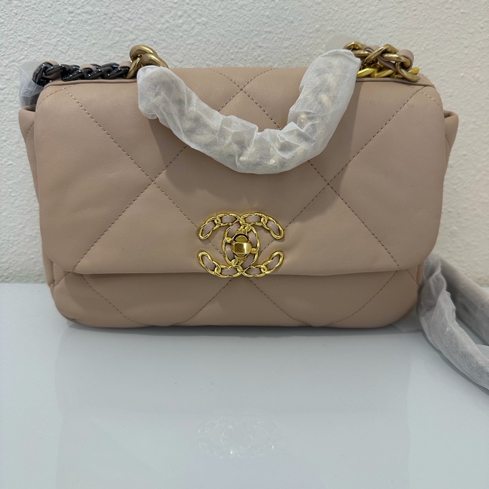 Gold Logo Beige Clutch Brand new pink purse with soft beige quilted leather